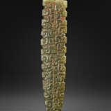 A RARE WELL-CARVED GREYISH-GREEN JADE BEAD - Foto 2