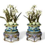 A PAIR OF CLOISONN&#201; ENAMEL JARDINI&#200;RES WITH HARDSTONE MODELS OF NARCISSUS AND STANDS - Foto 1