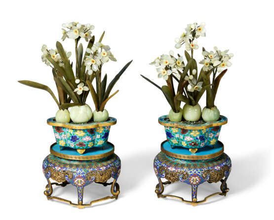 A PAIR OF CLOISONN&#201; ENAMEL JARDINI&#200;RES WITH HARDSTONE MODELS OF NARCISSUS AND STANDS - Foto 1