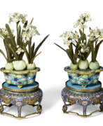 Клуазоне. A PAIR OF CLOISONNÉ ENAMEL JARDINIÈRES WITH HARDSTONE MODELS OF NARCISSUS AND STANDS Клуазоне. A PAIR OF CLOISONNÉ ENAMEL JARDINIÈRES WITH HARDSTONE MODELS OF NARCISSUS AND STANDS