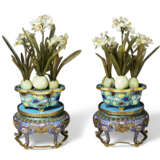 A PAIR OF CLOISONN&#201; ENAMEL JARDINI&#200;RES WITH HARDSTONE MODELS OF NARCISSUS AND STANDS - Foto 2