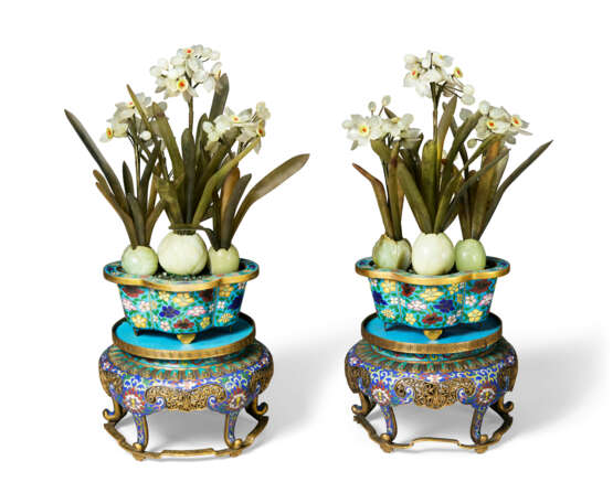 A PAIR OF CLOISONN&#201; ENAMEL JARDINI&#200;RES WITH HARDSTONE MODELS OF NARCISSUS AND STANDS - Foto 2