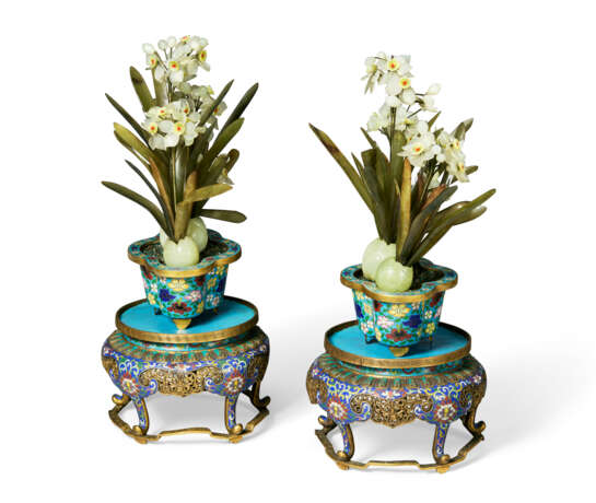 A PAIR OF CLOISONN&#201; ENAMEL JARDINI&#200;RES WITH HARDSTONE MODELS OF NARCISSUS AND STANDS - Foto 3
