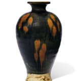 A CIZHOU-TYPE RUSSET-SPLASHED BLACK-GLAZED VASE, MEIPING - photo 1