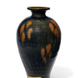 A CIZHOU-TYPE RUSSET-SPLASHED BLACK-GLAZED VASE, MEIPING - photo 2