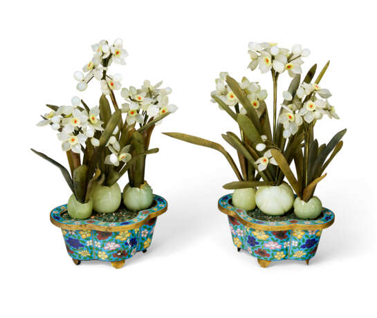 A PAIR OF CLOISONN&#201; ENAMEL JARDINI&#200;RES WITH HARDSTONE MODELS OF NARCISSUS AND STANDS - Foto 5