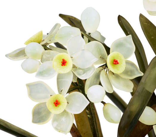 A PAIR OF CLOISONN&#201; ENAMEL JARDINI&#200;RES WITH HARDSTONE MODELS OF NARCISSUS AND STANDS - Foto 6