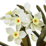 A PAIR OF CLOISONN&#201; ENAMEL JARDINI&#200;RES WITH HARDSTONE MODELS OF NARCISSUS AND STANDS - Foto 6