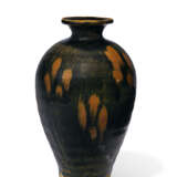 A CIZHOU-TYPE RUSSET-SPLASHED BLACK-GLAZED VASE, MEIPING - photo 4