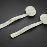 A PAIR OF WHITE AND RUSSET JADE RUYI SCEPTERS - Foto 1