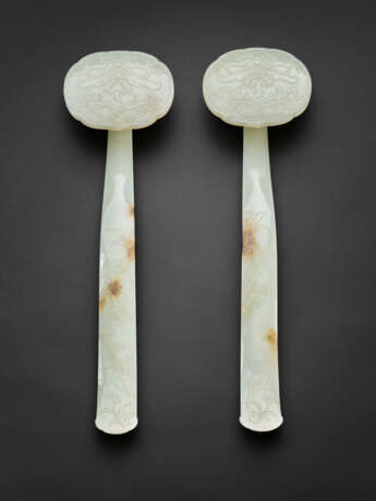 A PAIR OF WHITE AND RUSSET JADE RUYI SCEPTERS - Foto 2