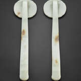 A PAIR OF WHITE AND RUSSET JADE RUYI SCEPTERS - Foto 3