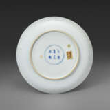 A VERY RARE FAMILLE ROSE AND ANHUA-DECORATED DISH - фото 2