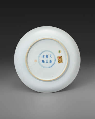 A VERY RARE FAMILLE ROSE AND ANHUA-DECORATED DISH - фото 2