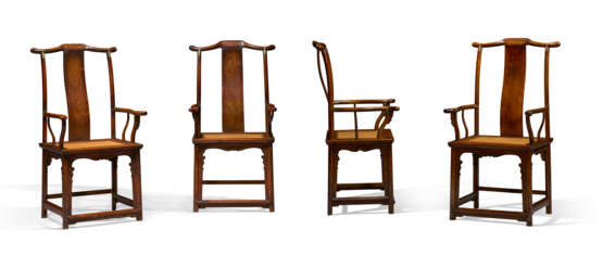 AN IMPRESSIVE AND EXCEEDINGLY RARE SET OF FOUR HUANGHUALI `OFFICIAL`S HAT` ARMCHAIRS - Foto 1