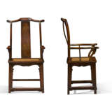AN IMPRESSIVE AND EXCEEDINGLY RARE SET OF FOUR HUANGHUALI `OFFICIAL`S HAT` ARMCHAIRS - Foto 1