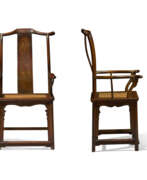 Möbel. AN IMPRESSIVE AND EXCEEDINGLY RARE SET OF FOUR HUANGHUALI &#39;OFFICIAL&#39;S HAT&#39; ARMCHAIRS