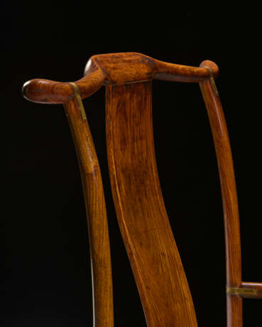 AN IMPRESSIVE AND EXCEEDINGLY RARE SET OF FOUR HUANGHUALI `OFFICIAL`S HAT` ARMCHAIRS - Foto 2
