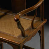 AN IMPRESSIVE AND EXCEEDINGLY RARE SET OF FOUR HUANGHUALI `OFFICIAL`S HAT` ARMCHAIRS - Foto 3