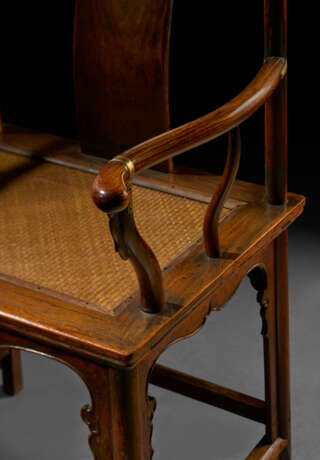 AN IMPRESSIVE AND EXCEEDINGLY RARE SET OF FOUR HUANGHUALI `OFFICIAL`S HAT` ARMCHAIRS - Foto 3