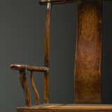 AN IMPRESSIVE AND EXCEEDINGLY RARE SET OF FOUR HUANGHUALI `OFFICIAL`S HAT` ARMCHAIRS - Foto 4