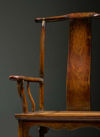 AN IMPRESSIVE AND EXCEEDINGLY RARE SET OF FOUR HUANGHUALI `OFFICIAL`S HAT` ARMCHAIRS - Foto 4