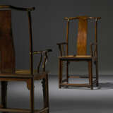 AN IMPRESSIVE AND EXCEEDINGLY RARE SET OF FOUR HUANGHUALI `OFFICIAL`S HAT` ARMCHAIRS - Foto 5