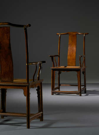 AN IMPRESSIVE AND EXCEEDINGLY RARE SET OF FOUR HUANGHUALI `OFFICIAL`S HAT` ARMCHAIRS - Foto 5