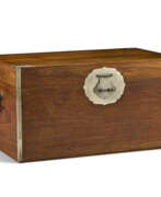 Behältnismöbel. A VERY RARE LARGE HUANGHUALI CLOTHES CHEST