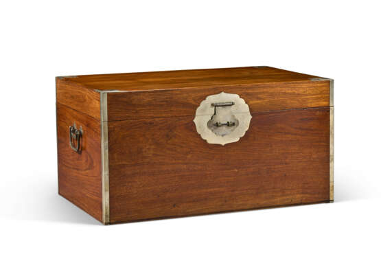 A VERY RARE LARGE HUANGHUALI CLOTHES CHEST - photo 1