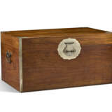 A VERY RARE LARGE HUANGHUALI CLOTHES CHEST - photo 1