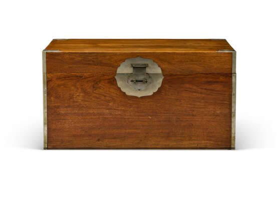 A VERY RARE LARGE HUANGHUALI CLOTHES CHEST - photo 2