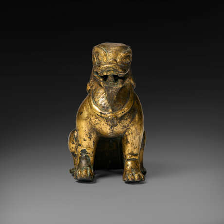 A GILT-BRONZE FIGURE OF A SEATED MYTHICAL BEAST - Foto 2