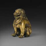 A GILT-BRONZE FIGURE OF A SEATED MYTHICAL BEAST - Foto 3