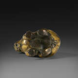A GILT-BRONZE FIGURE OF A SEATED MYTHICAL BEAST - Foto 5