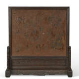 AN IMPERIAL FINELY-CARVED HARDSTONE-INLAID ZITAN TABLE SCREEN - photo 2