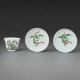 A RARE PAIR OF FAMILLE VERTE `PEACH` SAUCERS - Foto 1