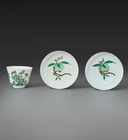 A RARE PAIR OF FAMILLE VERTE `PEACH` SAUCERS - Foto 1