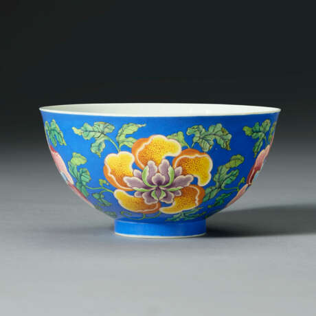 AN EXCEEDINGLY RARE IMPERIAL BLUE-GROUND FALANGCAI `PEONY` BOWL - Foto 1