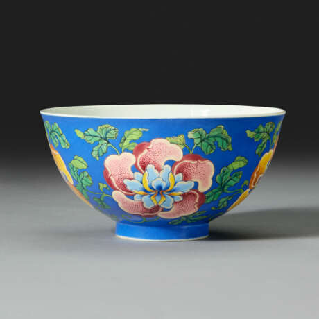 AN EXCEEDINGLY RARE IMPERIAL BLUE-GROUND FALANGCAI `PEONY` BOWL - Foto 2