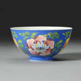 AN EXCEEDINGLY RARE IMPERIAL BLUE-GROUND FALANGCAI `PEONY` BOWL - Foto 2