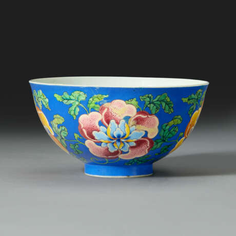 AN EXCEEDINGLY RARE IMPERIAL BLUE-GROUND FALANGCAI `PEONY` BOWL - Foto 3