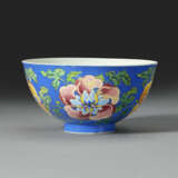 AN EXCEEDINGLY RARE IMPERIAL BLUE-GROUND FALANGCAI `PEONY` BOWL - Foto 3