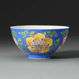 AN EXCEEDINGLY RARE IMPERIAL BLUE-GROUND FALANGCAI `PEONY` BOWL - Foto 4