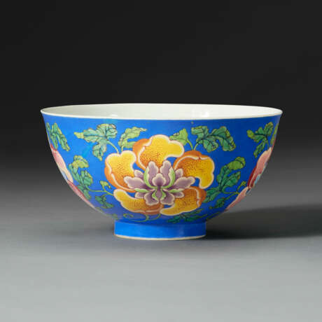 AN EXCEEDINGLY RARE IMPERIAL BLUE-GROUND FALANGCAI `PEONY` BOWL - Foto 4