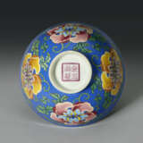AN EXCEEDINGLY RARE IMPERIAL BLUE-GROUND FALANGCAI `PEONY` BOWL - Foto 5