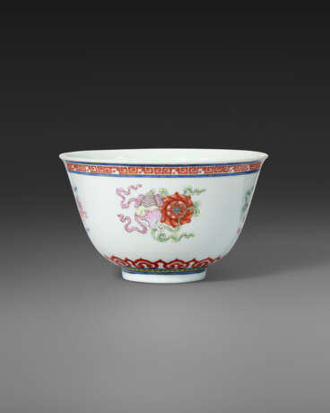 A FAMILLE ROSE `EIGHT BUDDHIST EMBLEMS` BOWL - photo 2