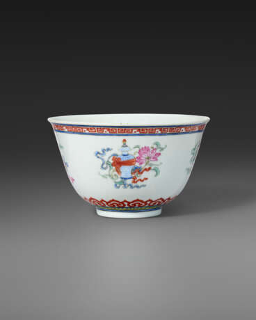 A FAMILLE ROSE `EIGHT BUDDHIST EMBLEMS` BOWL - photo 4