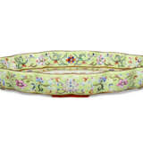 A FAMILLE ROSE LOBED TEA TRAY - photo 2