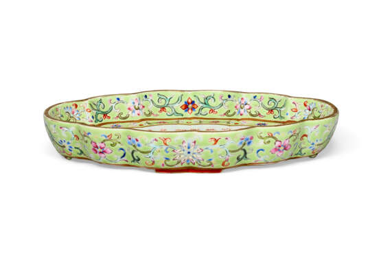 A FAMILLE ROSE LOBED TEA TRAY - photo 2